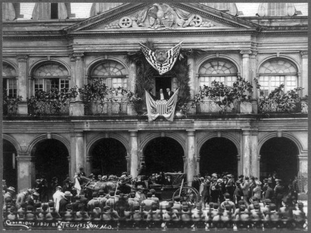 1901 - William McKinley making a speech on the balcony of the Cabildo